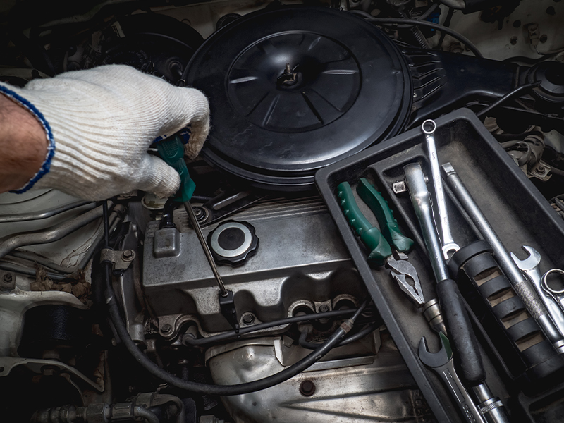 Hogyan lehet elkerülni a véletlen sérüléseket a csavarkulcs használata során?